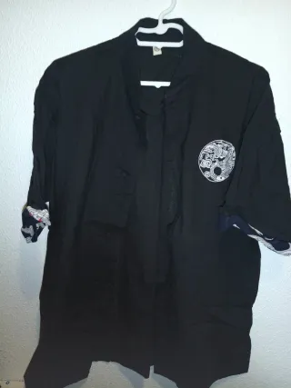 Camisa oriental negra bordada sin usar