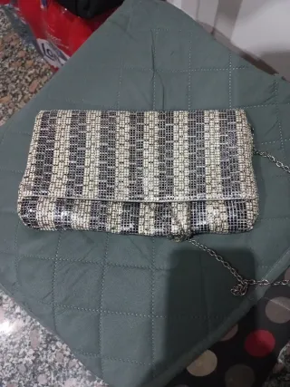 Bolso de fiesta negro y dorado, con cadena