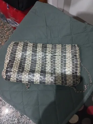 Bolso de fiesta negro y dorado, con cadena