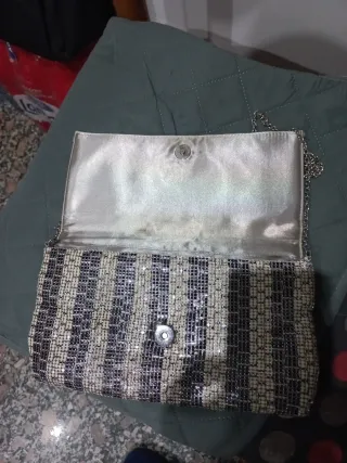 Bolso de fiesta negro y dorado, con cadena
