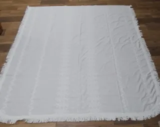 Colcha fina bordada blanca