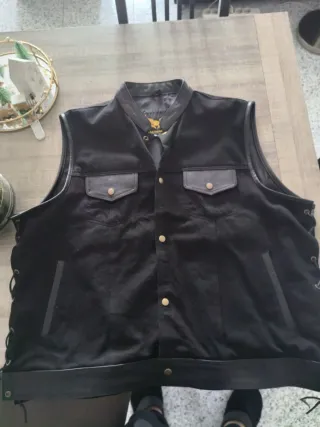 Chaleco de vaquero negro estilo motero con cuero