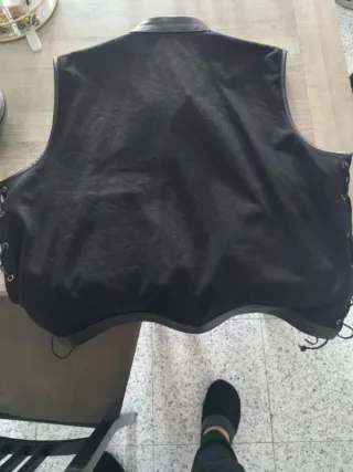 Chaleco de vaquero negro estilo motero con cuero