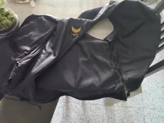 Chaleco de vaquero negro estilo motero con cuero