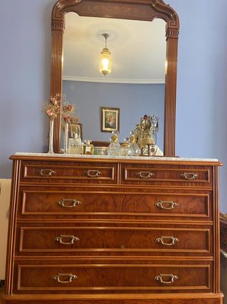 Dormitorio de madera con incrustaciones