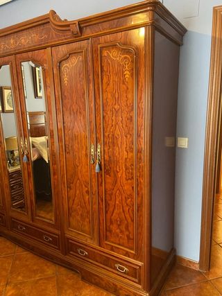 Dormitorio de madera con incrustaciones