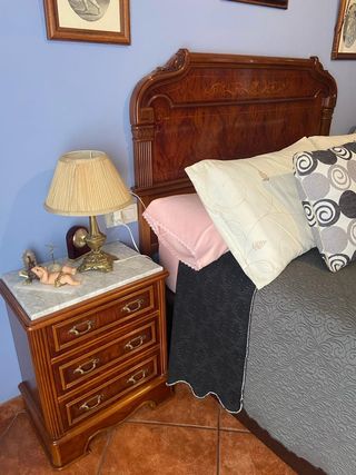 Dormitorio de madera con incrustaciones