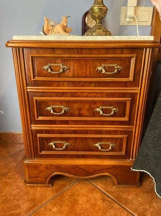 Dormitorio de madera con incrustaciones