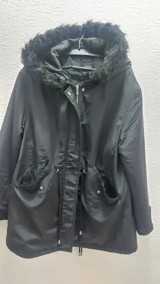 Chaqueta parka Lefties negra .