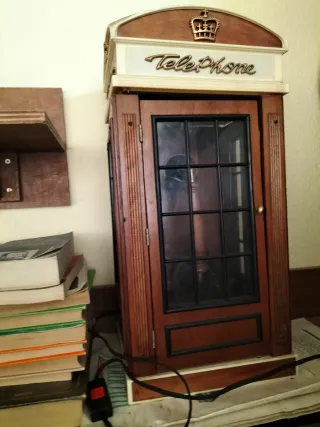 Cabina telefónica antigua de madera