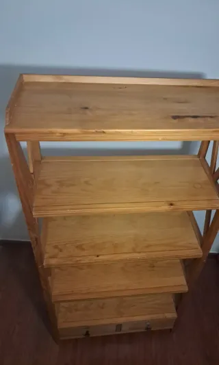 Estantería elegante de madera.