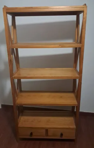Estantería elegante de madera.