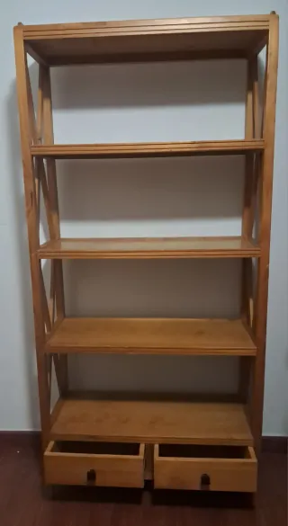 Estantería elegante de madera.