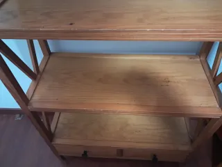 Estantería elegante de madera.