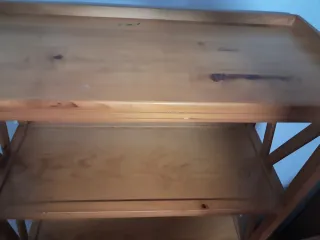 Estantería elegante de madera.