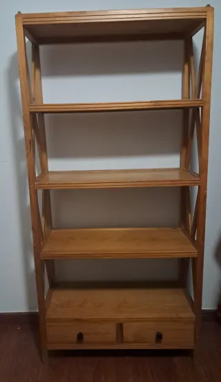 Estantería elegante de madera.