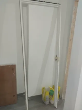 Puerta blanca con cristalera nueva a estrenar