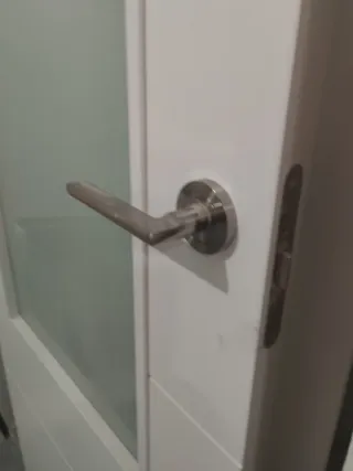 Puerta blanca con cristalera nueva a estrenar