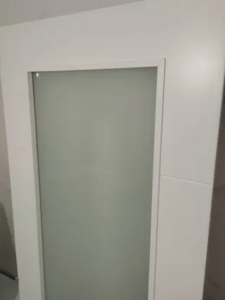 Puerta blanca con cristalera nueva a estrenar