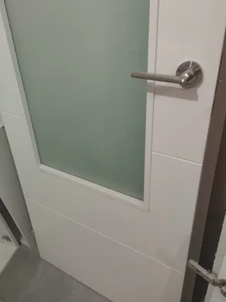 Puerta blanca con cristalera nueva a estrenar
