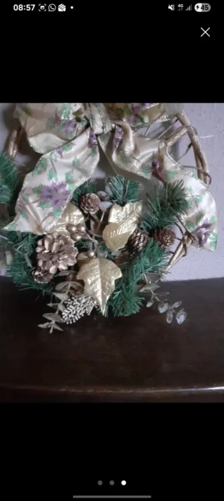 Decorazione natalizia con pigne e nastri