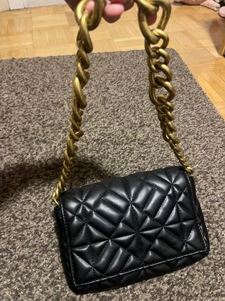 Bolso negro acolchado Zara cadena dorada
