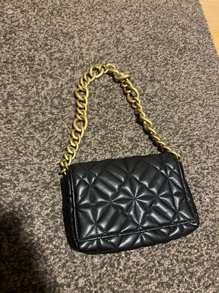 Bolso negro acolchado Zara cadena dorada