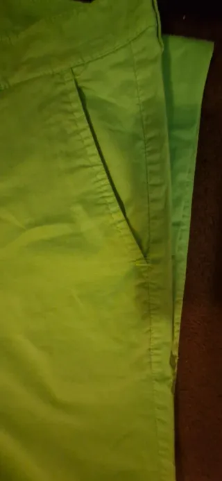 Pantalón chino hombre verde. Hecho en Toledo.