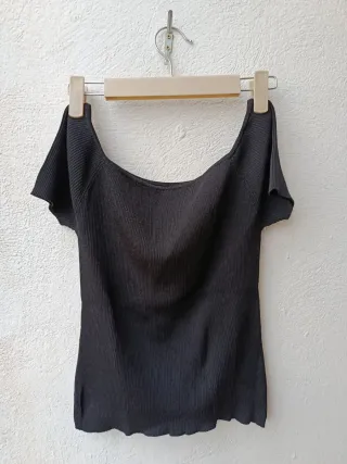 Top negro de punto escotado