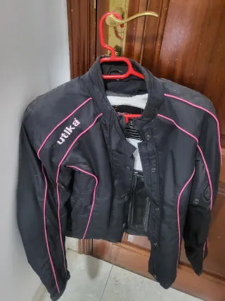 Chaqueta Utika Negra con Detalles Rosas