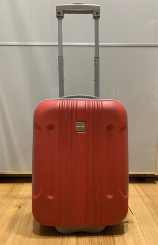 Maleta de viaje roja con ruedas