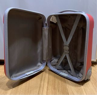 Maleta de viaje roja con ruedas