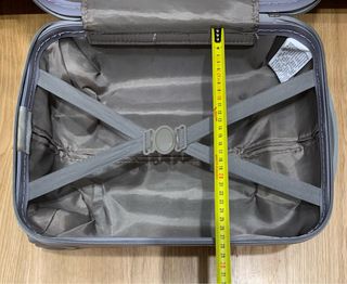 Maleta de viaje roja con ruedas