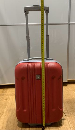 Maleta de viaje roja con ruedas