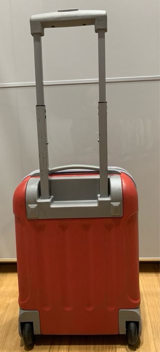 Maleta de viaje roja con ruedas