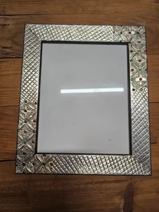 Marco de estaño decorado con piedras