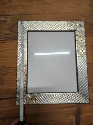 Marco de estaño decorado con piedras