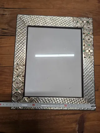 Marco de estaño decorado con piedras