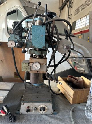 Máquina de timbrado y grabado joyería
