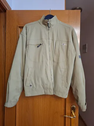 Cazadora beige con cremallera.