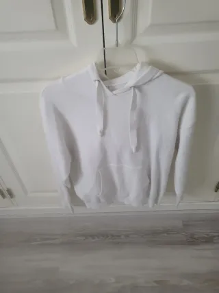 Sudadera con capucha y bolsillos