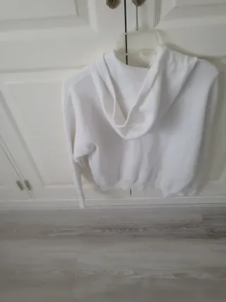 Sudadera con capucha y bolsillos