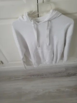 Sudadera con capucha y bolsillos