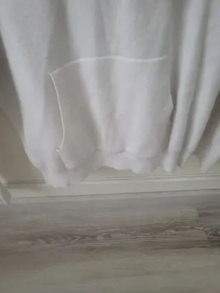 Sudadera con capucha y bolsillos