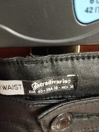 Pantalón polipiel Stradivarius negro