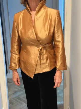 Chaqueta dorada cruzada