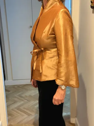 Chaqueta dorada cruzada