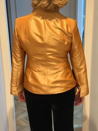 Chaqueta dorada cruzada