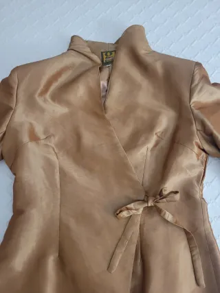 Chaqueta dorada cruzada