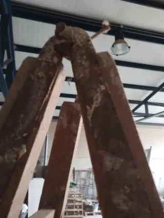 Escalera de caballete de madera